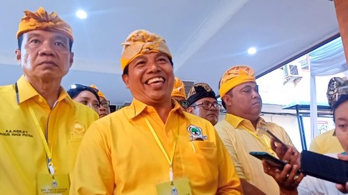 Wayan Suyasa (tengah) memberikan komentar soal dirinya tak maju di Pemilu 2024. (Agus Eka/detikBali)