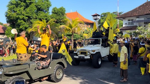 Partai Golkar Bali Pawai bawa massa 1.000 lebih ke KPU Provinsi Bali, Minggu (13/5/2023). (Rizki Setyo Samudero/detikBali)