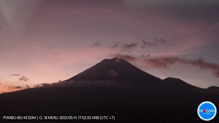 gunung semeru keluarkan awan panas guguran minggu 14 mei 2023