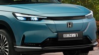 Di bawah lantai terdapat baterai lithium-ion berkapasitas tinggi yang memberikan jangkauan hingga 412 km (WLTP). Artinya, sekali ngecas sampai baterai penuh, Honda HR-V versi listrik ini bisa digas dari rest area 19A di Bekasi sampai dengan Semarang yang jarak totalnya 412 km menurut Google Maps. Mobil ini juga punya kemampuan pengisian cepat DC yang dapat dicas dari 10% sampai 80% hanya dalam 45 menit. Foto: Dok. Honda