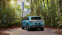 Honda e:Ny1 juga memperkenalkan identitasm mobil listrik baru untuk Honda. Itu digambarkan dengan badge putih H di moncong, velg, dan setir. Selain itu, jenis huruf baru bertuliskan Honda di pintu belakang menjadi ciri khas mobil listrik masa depan Honda. Foto: Dok. Honda
