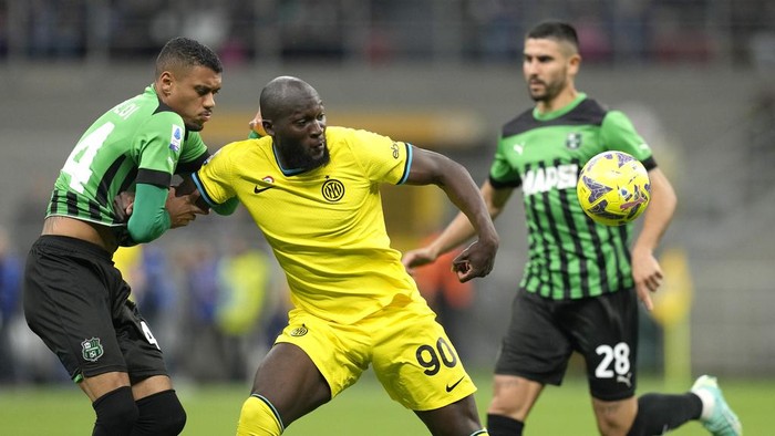 Sassuolos Ruan, left, challenges for the ball with Inter Milans Romelu Lukaku, centre, during the Serie A soccer match between Inter Milan and Sassuolo at the San Siro Stadium, in Milan, Italy, Saturday, May 13 2023. (AP Photo/Antonio Calanni)