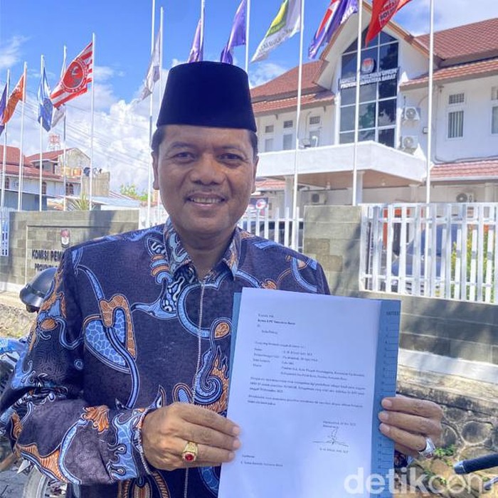 Irfendi Arbi menunjukkan surat pengunduran diri sebagai calon DPD RI dari Sumbar. (Jeka Kampai/detikSumut)