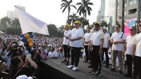 Airlangga, selaku ketua KPPIP pun mulai membuka acara sekitar pukul 06.59 WIB. Ia pun mengangkat bendera yang menandakan dimulainya fun walk menuju parkir selatan Gelora Bung Karno, Senayan, Jakarta Selatan. 