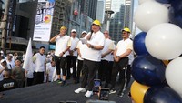 Menteri Koordinator Bidang Perekonomian Airlangga Hartarto, Menteri Pariwisata dan Ekonomi Kreatif Sandiaga Salahuddin Uno, dan Menteri Pertanian Syahrul Yasin Limpo mengikuti acara fun walk di Senayan, Jakarta Selatan, Minggu (14/5/2023). 