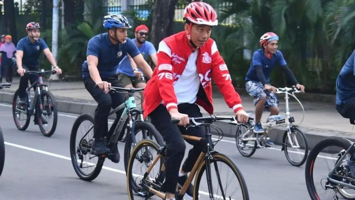 Jokowi naik sepeda bambu, produk lokal yang dapat penghargaan internasional