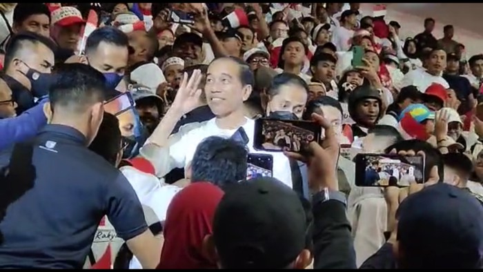 Presiden Joko Widodo (Jokowi) menghadiri puncak Musyawarah Rakyat (Musra) di Istora Senayan, Minggu (14/5). Jokowi terlihat memberikan hormat ke relawan.