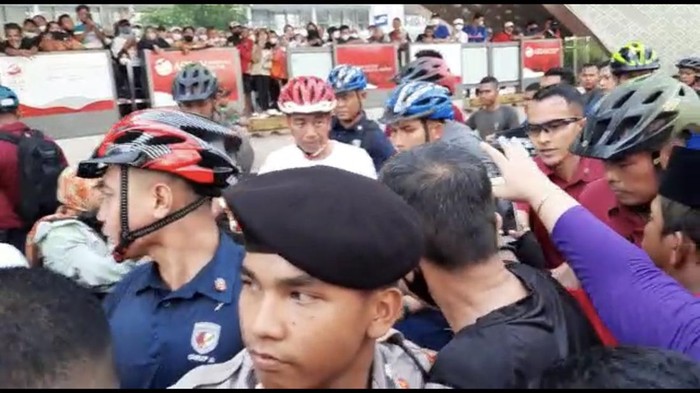 Jokowi bersepeda saat CFD di Bundaran HI
