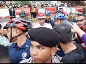 Jokowi Sepedaan di CFD Bundaran HI Sambil Bagi-bagi Kaus