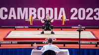 Atlet angkat besi Indonesia Juliana Klarisa melakukan angkatan snatch pada perlombaan kelas 55 kilogram putri SEA Games 2023 di Taekwondo Hall, Olympic Complex, Phnom Penh, Kamboja, Minggu (14/5/2023). 