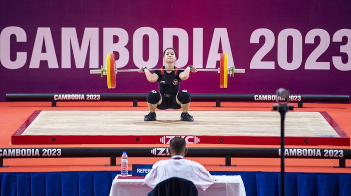 Juliana Klarisa Sumbang Emas Ke-60 untuk Indonesia di SEA Games 2023 Atlet angkat besi Indonesia Juliana Klarisa meluapkan kegembiraan usai melakukan angkatan snatch terbaiknya pada perlombaan kelas 55 kilogram putri SEA Games 2023 di Taekwondo Hall, Olympic Complex, Phnom Penh, Kamboja, Minggu (14/5/2023). Juliana Klarisa berhasil meraih medali emas dengan total angkatan 186 kilogram dari angkatan terbaiknya di Snatch 81 kilogram sedangkan di Clean and Jerk 105 kilogram. ANTARA FOTO/M Agung Rajasa/foc.