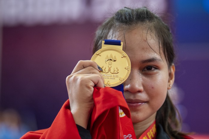 Atlet angkat besi Indonesia Juliana Klarisa meluapkan kegembiraan usai melakukan angkatan snatch terbaiknya pada perlombaan kelas 55 kilogram putri SEA Games 2023 di Taekwondo Hall, Olympic Complex, Phnom Penh, Kamboja, Minggu (14/5/2023). Juliana Klarisa berhasil meraih medali emas dengan total angkatan 186 kilogram dari angkatan terbaiknya di Snatch 81 kilogram sedangkan di Clean and Jerk 105 kilogram. ANTARA FOTO/M Agung Rajasa/foc.