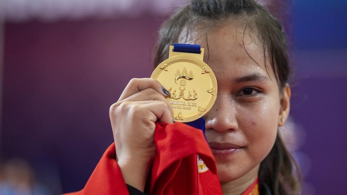 Juliana Klarisa Sumbang Emas Ke-60 untuk Indonesia di SEA Games 2023 Atlet angkat besi Indonesia Juliana Klarisa meluapkan kegembiraan usai melakukan angkatan snatch terbaiknya pada perlombaan kelas 55 kilogram putri SEA Games 2023 di Taekwondo Hall, Olympic Complex, Phnom Penh, Kamboja, Minggu (14/5/2023). Juliana Klarisa berhasil meraih medali emas dengan total angkatan 186 kilogram dari angkatan terbaiknya di Snatch 81 kilogram sedangkan di Clean and Jerk 105 kilogram. ANTARA FOTO/M Agung Rajasa/foc.