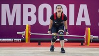 Juliana Klarisa meluapkan kegembiraan usai melakukan angkatan snatch terbaiknya pada perlombaan kelas 55 kilogram putri SEA Games 2023. 