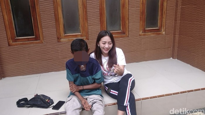 Kades cantik di Lamongan Angely Emitasari bersama bocah pertalite Manu