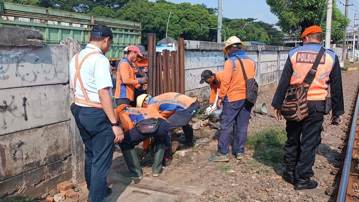 KAI Tutup Perlintasan Liar di Jatinegara (dok KAI)