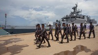 Personel TNI Angkatan Laut melakukan persiapan penyambutan kedatangan kapal perang INS Kavaratti milik India di Dermaga Pelabuhan Batu Ampar, Batam, Kepulauan Riau, Minggu (14/5/2023). 