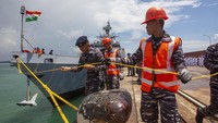 Personel TNI Angkatan Laut menambatkan tali kapal perang INS Kavaratti milik India saat berlabuh di Dermaga Pelabuhan Batu Ampar, Batam. 