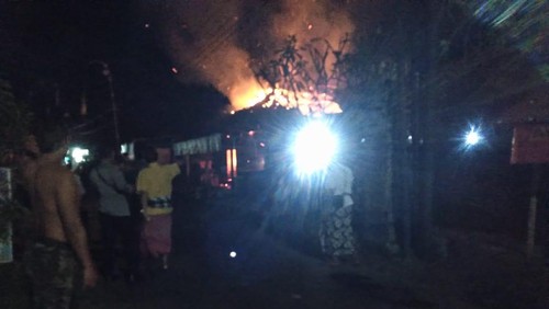 Api berkobar dalam kebakaran yang terjadi pada bangunan warung bakso dan gudang di Banjar Meliling Kawan, Desa Meliling, Kecamatan Kerambitan, pada Sabtu (13/5/2023) malam.