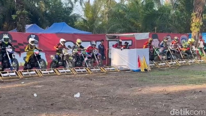 Kejuaraan grasstrack di Kabupaten Batu Bara diikuti 150 pembalap. (Foto: Perdana R / detikSumut)