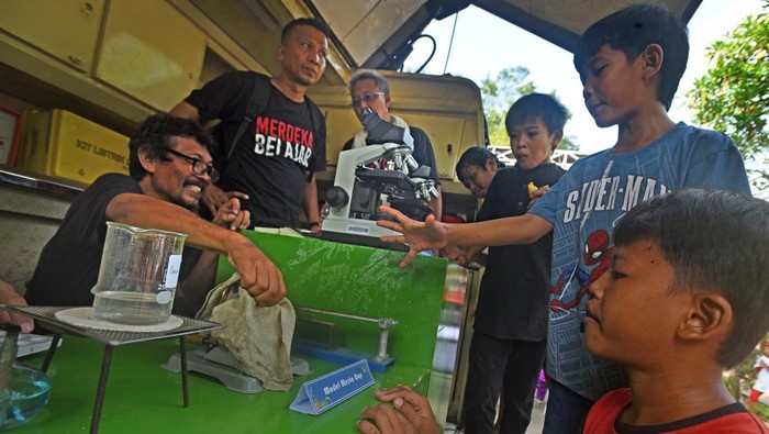 Seorang anak berbincang dengan petugas Laboratorium Sain Keliling di area CFD di Kota Serang, Banten, Minggu (14/5/2023). Mobil yang dioperasikan para petugas Kemendikbudristek Provinsi Banten tersebut dilengkapi berbagai peralatan laboratorium seperti mikroskop, alat uji protein, miniatur mesin uap, dan lain-lain dengan tujuan untuk memotivasi para pelajar agar lebih mencintai sain. ANTARA FOTO/Asep Fathulrahman/foc.