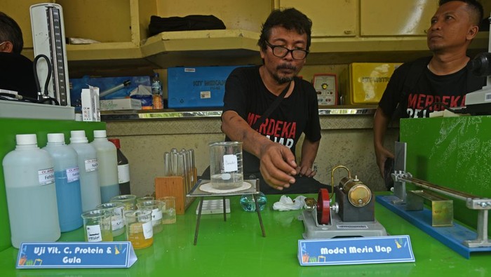 Seorang anak berbincang dengan petugas Laboratorium Sain Keliling di area CFD di Kota Serang, Banten, Minggu (14/5/2023). Mobil yang dioperasikan para petugas Kemendikbudristek Provinsi Banten tersebut dilengkapi berbagai peralatan laboratorium seperti mikroskop, alat uji protein, miniatur mesin uap, dan lain-lain dengan tujuan untuk memotivasi para pelajar agar lebih mencintai sain. ANTARA FOTO/Asep Fathulrahman/foc.