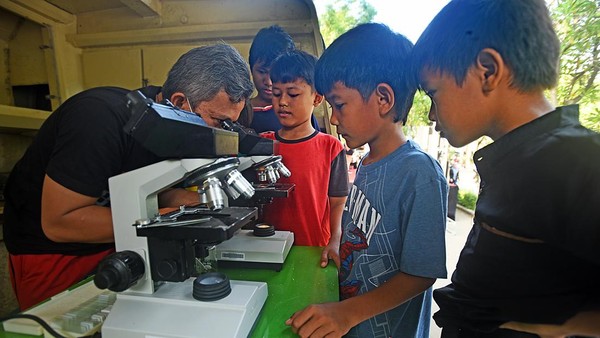 Kenalkan Sains Lewat Mobil Laboratorium Keliling