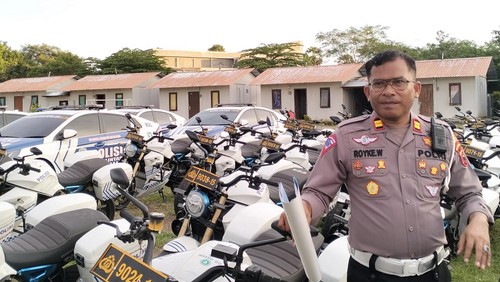 Kasat Lantas Polres Manggarai Barat Iptu Royke Weridity saat memperlihatkan kendaraan listrik menjelang KTT ASEAN di Labuan Bajo.