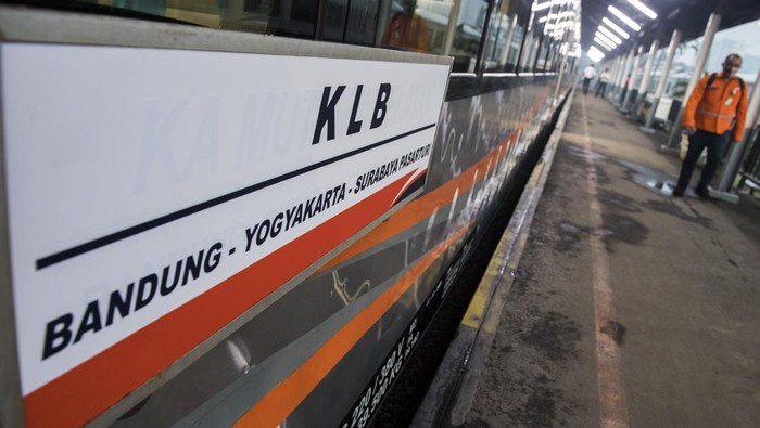 Kereta Api Luar Biasa (KLB)
