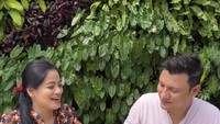 Kompak buat konten mukbang berdua. Christian dan Titi berusaha menghabiskan olahan seafood dengan saus padang, isinya dari kerang, udang, cumi dan masih banyak lagi. Foto: Instagram/Pool