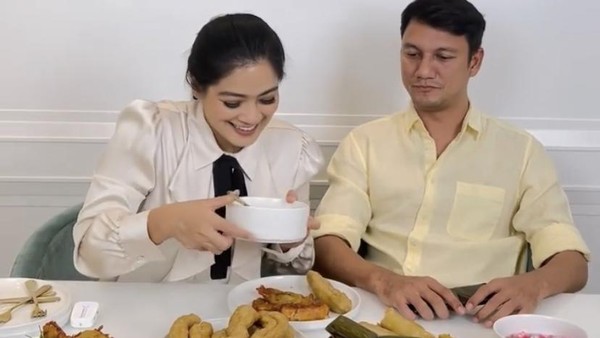 Keseruan Christian Sugiono dan Titi Kamal Masak dan Mukbang Bareng