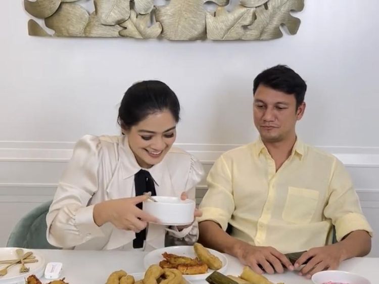 Keseruan Christian Sugiono dan Titi Kamal Masak dan Mukbang Bareng
