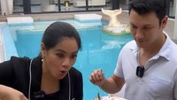  Masak pentol dan bakso mercon ukuran raksasa. Keduanya tampak tak sabar mukbang bakso ukuran besar dengan porsi melimpah ini. Foto: Instagram/Pool