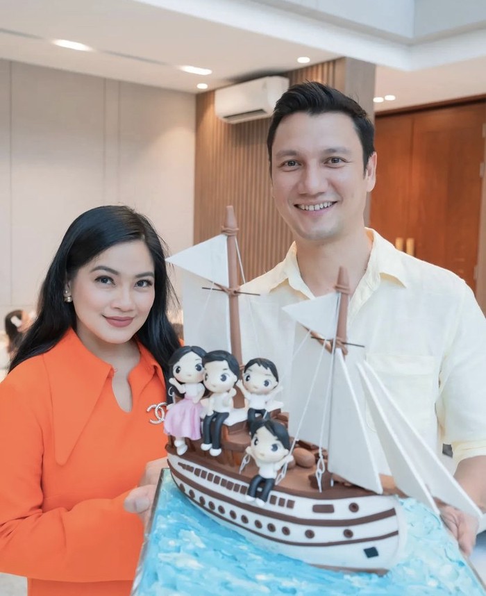 Keseruan Christian Sugiono dan Titi Kamal Masak dan Mukbang Bareng
￼