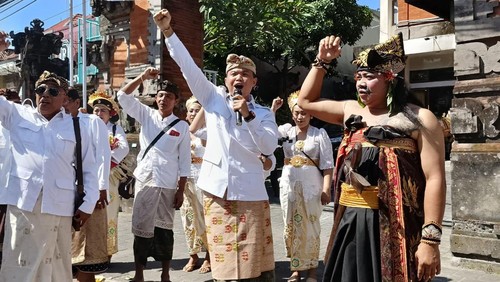 Ketua DPC Gerindra Kota Denpasar Ida Bagus Yoga Adi Putra di Kantor KPU Kota Denpasar, Minggu (14/5/2023). (Ni Made Lastri Karsiani Putri/detikBali)