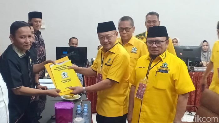 Ketua DPD Golkar provinsi Jambi Cek Endra saat penyerahan pendaftaran berkas bacaleg ke KPU Jambi (Ferdi Almunanda/detikSumut)