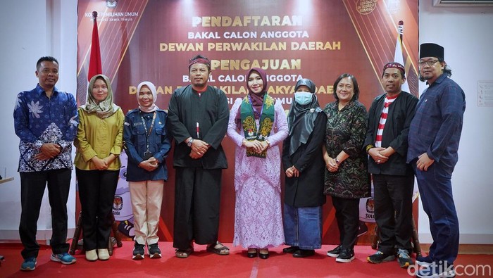 Ketua KPU Jatim Choirul Anam (di tengah memakai baju adat Madura)