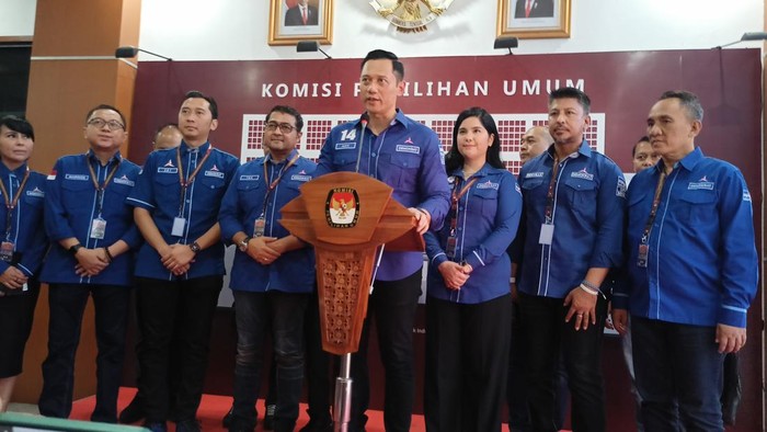 Ketum Partai Demokrat AHY usai daftar bacaleg di KPU