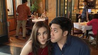 Kali ini pria kelahiran 1990 itu pun tampak romantis menikmati hidangan pasta dengan istrinya. Foto: Instagram / @kevinaprilio