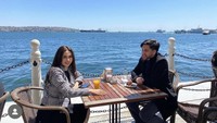 Di pinggir laut, Kevin Aprilio menikmati dessert tiramisu. Sementara Vincy menikmati segelas es jeruk. Foto: Instagram / @kevinaprilio