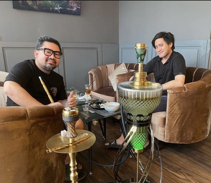 Kevin Aprilio Rekan Widy Vierratele yang Hobi Sisha dan Kulineran