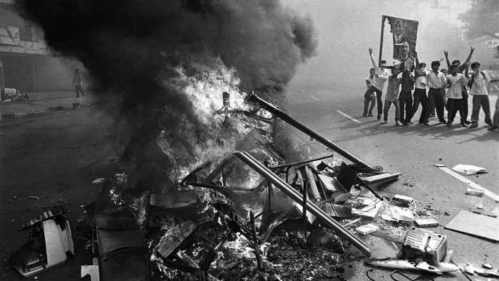 FOTO ARSIP: Sejumlah massa membakar foto pengusaha Indonesia Sadono Salim dan istrinya di depan kediaman konglomerat yang terletak di kawasan Jalan Gunung Sahari, Jakarta, Kamis (14/5/1998), Setelah massa membakar rumah konglomerat yang kerap dipanggil Om Liem itu. FOTO ARSIP ANTARA FOTO/Oscar Motuloh/sk/Koz/asf/hp.