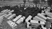 Sebanyak 113 jenazah korban kerusuhan terbakar di dalam gedung pertokoan di Jakarta dan Tangerang dikebumikan secara massal sebanyak itu karena sudah tidak dapat dikenali lagi di Jakarta, Senin (18/5/1998). ANTARA FOTO/Mosista Pambudi