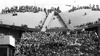 Mahasiswa meluber hingga ke kubah Grahasabha Paripurna ketika menggelar unjuk rasa yang menuntut reformasi menyeluruh, Selasa (19/5/1998). Unjuk rasa mahasiswa yang datang dari Jakarta dan sejumlah kota di Jawa dan sumatera tersebut berlangsung dengan aman. ANTARA FOTO/Saptono 