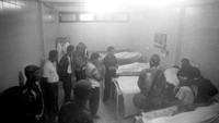 Rombongan Polisi Militer Kodam Jaya memeriksa kondisi empat jenazah mahasiswa korban kerusuhan aksi unjuk rasa di Universitas Trisakti, Jakarta, Selasa (12/5/1998). Sebanyak empat mahasiswa Trisakti tewas dalam kerusuhan hari itu. ANTARA FOTO/Mosista Pambudi 