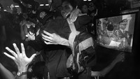 Suasana kegembiraan meliputi kalangan mahasiswa di depan pesawat televisi di gedung MPR/DPR RI ketika Presiden Soeharto menyatakan berhenti sebagai presiden RI, di Jakarta, Kamis (21/5/1998). Wapres BJ Habibie selanjutnya menjadi presiden ketiga RI. ANTARA FOTO/Saptono 