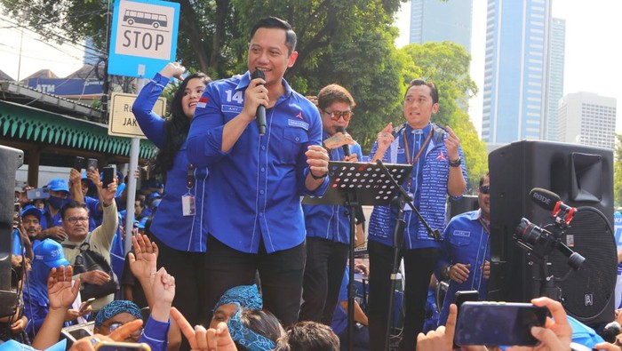 Lihat Lagi Momen AHY Nyanyi Bareng Andhika Kangen Band Ketum Partai Demokrat, Agus Harimurti Yudhoyono (AHY) terlihat asyk bernyanyi bersama para kader di KPU saat hendak mendaftarkan bacaleg.