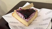Selain itu, ada blueberry burnt cheesecake yang punya rasa manis dan asam pas. Creamcheesenya tebal dan creamy. Foto: Detikcom / Atiqa Rana