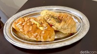 Kalau ini mini croissant yang punya tekstur lembut dengan rasa bervariasi. Ada pilihan gurih yaitu croissant tuna dan pilihan manisnya yaitu croissant almond caramel. Foto: Detikcom / Atiqa Rana