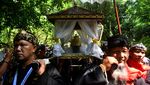 Mengarak Mahkota Emas 8 Kilogram Berusia Ratusan Tahun